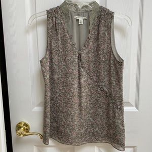 Banana Republic petite XS. Sleeveless V-neck top. Olive and pink florals .silk